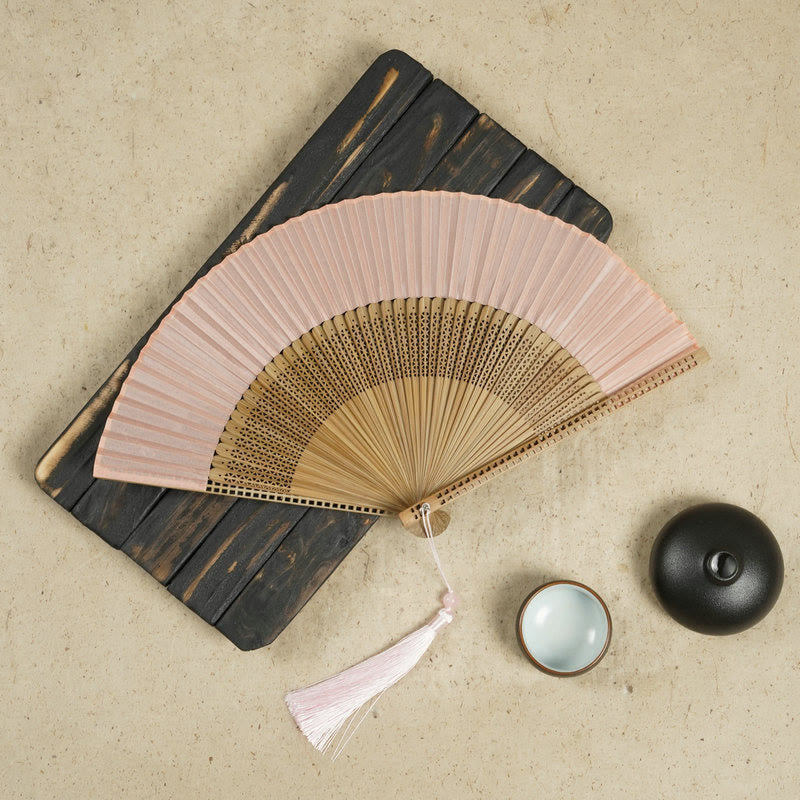Elegant Folding Fan – A Stylish Accessory Made of Silk and Bamboo for Warm Days 11