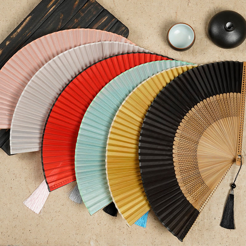 Elegant Folding Fan – A Stylish Accessory Made of Silk and Bamboo for Warm Days 12