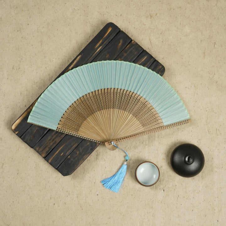 Elegant Folding Fan – A Stylish Accessory Made of Silk and Bamboo for Warm Days 13