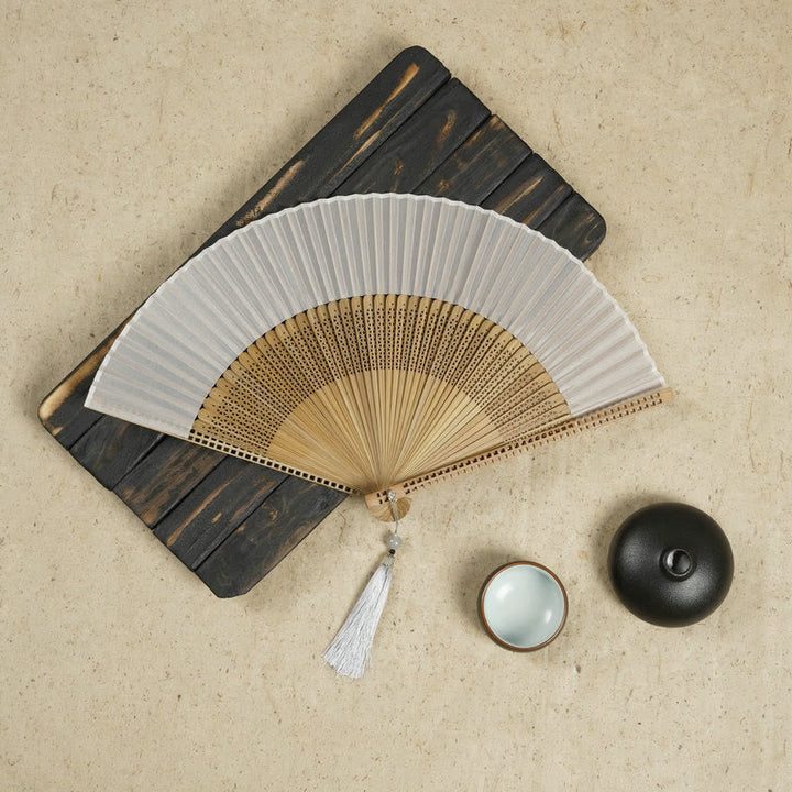 Elegant Folding Fan – A Stylish Accessory Made of Silk and Bamboo for Warm Days 15