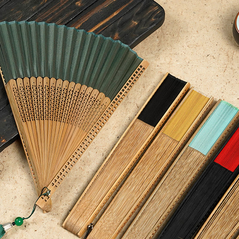 Elegant Folding Fan – A Stylish Accessory Made of Silk and Bamboo for Warm Days 17