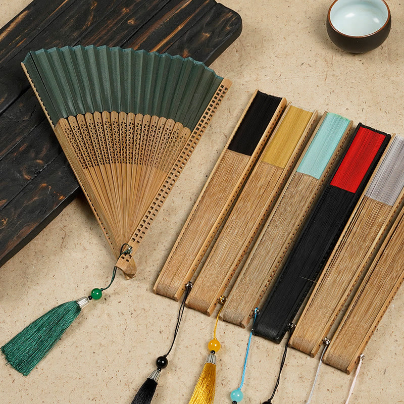 Elegant Folding Fan – A Stylish Accessory Made of Silk and Bamboo for Warm Days 18