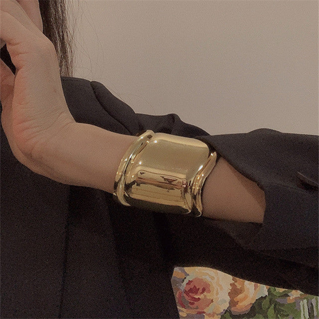 Striking Bold Wave Bracelet – Fashionable Asymmetry 1