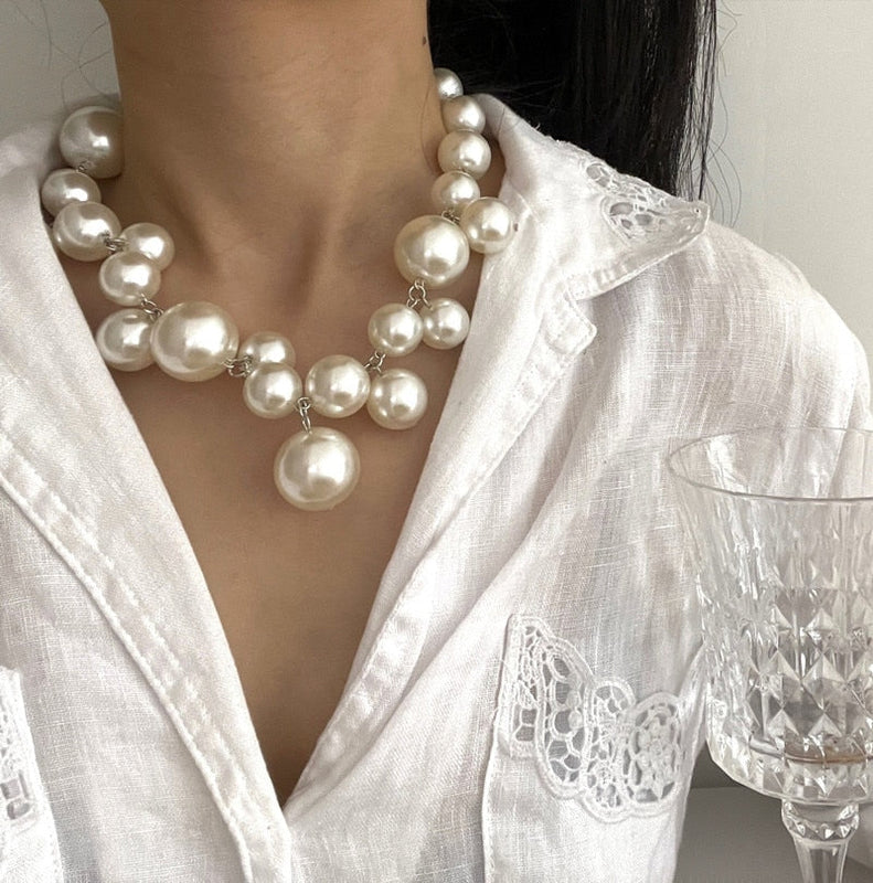 Women's Striking Statement Pearl Necklace – Bold Fashionable Appearance 1