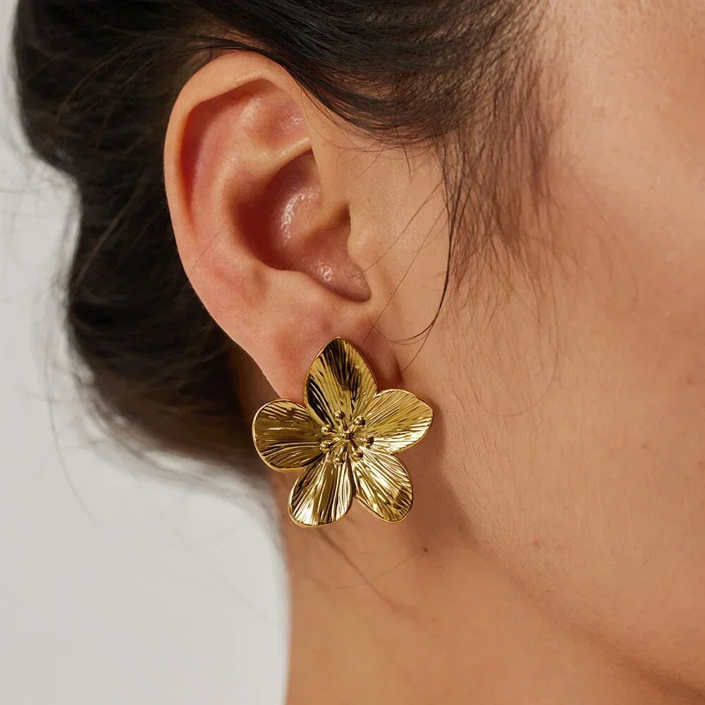 Women's Vintage Style Flower Earrings – With a Gold-Colored Finish 1